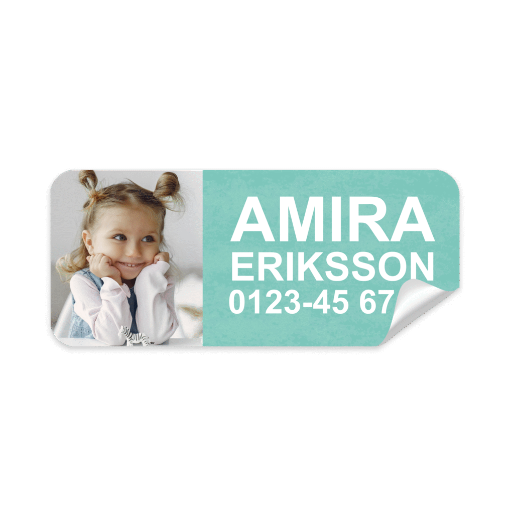 Personlig namnlapp för skolstart med tydlig text och färgglad design