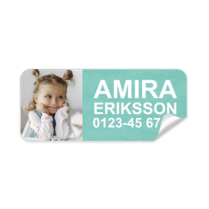Personlig namnlapp för skolstart med tydlig text och färgglad design