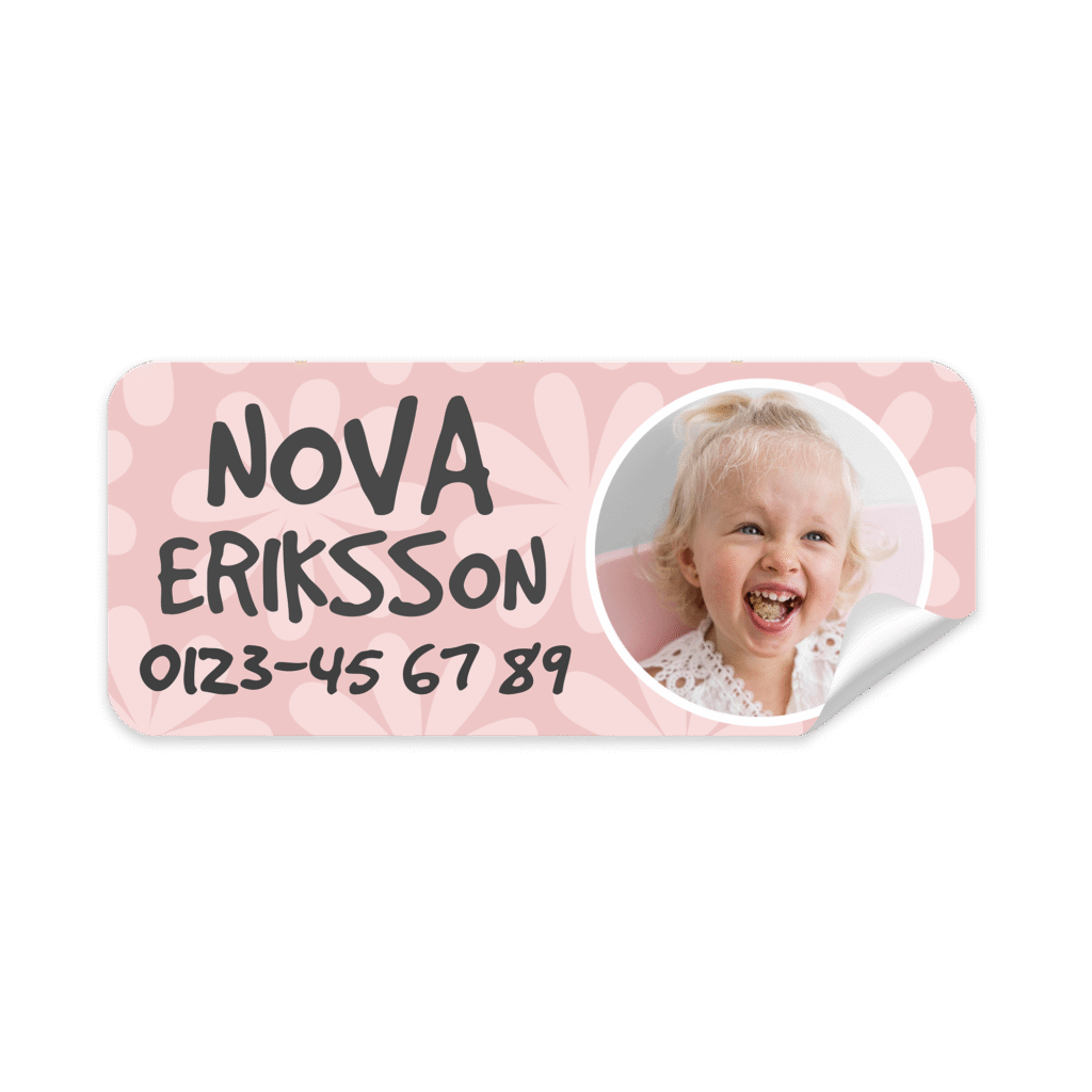 Rosa namnlapp med personligt namn och telefonnummer